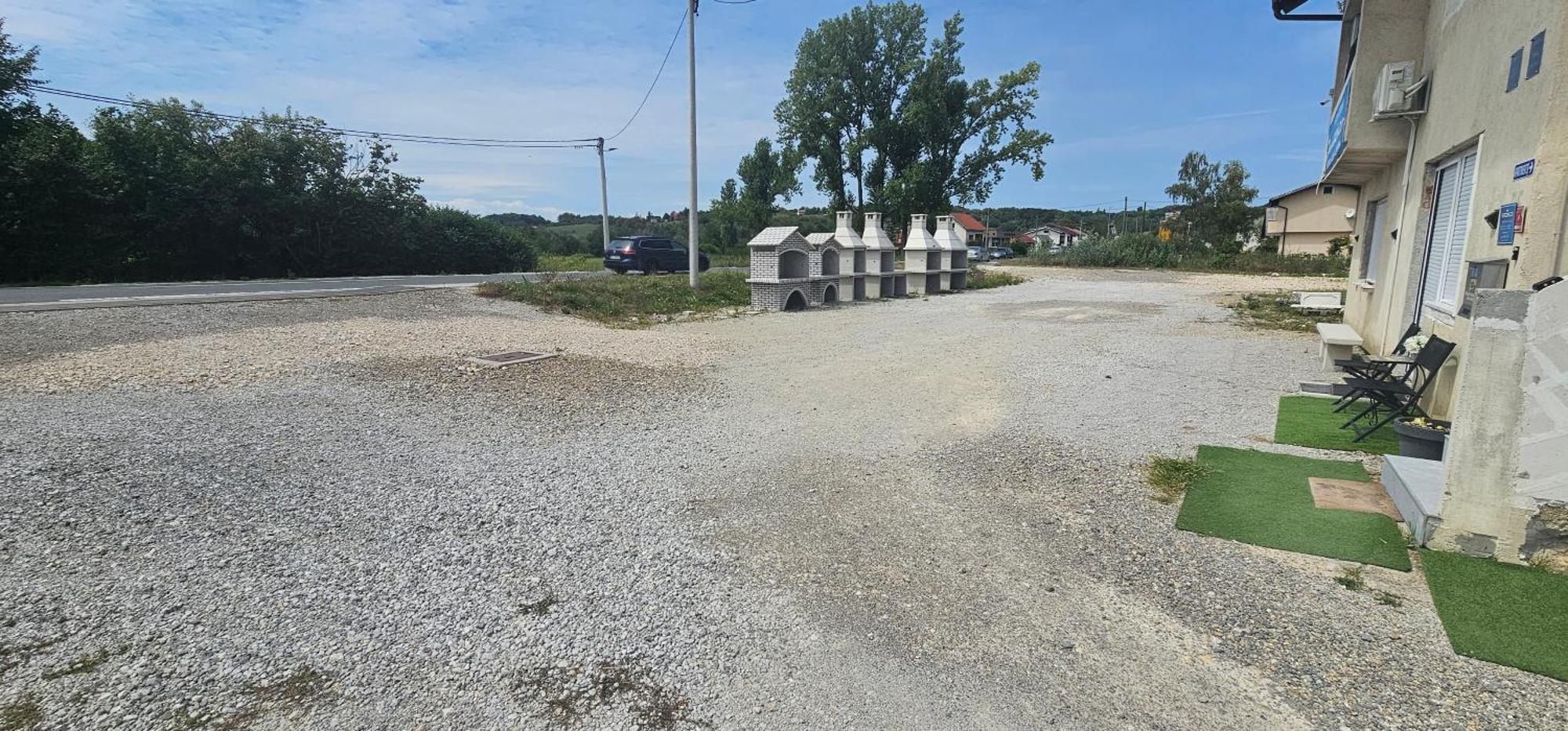 Ena1 & Ena2 -Big Free Parking Karlovac Buitenkant foto